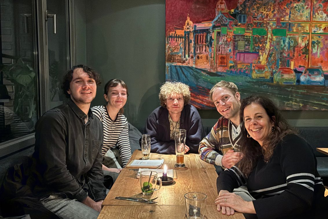 Das Team beim gemütlichen Zusammensein in einem Lokal